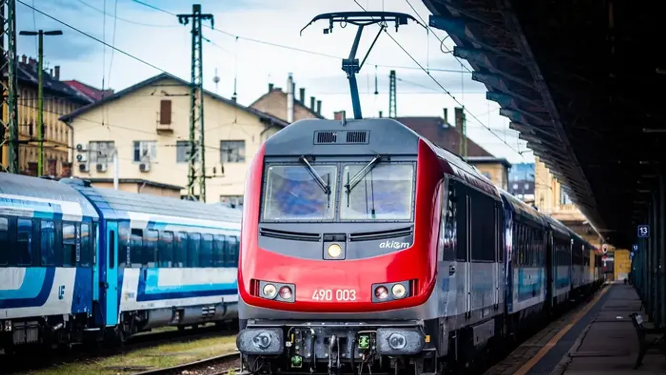 Megragadta egy nő fejét és szexre akarta kényszeríteni a vonaton Pestszentlőrincnél egy férfi