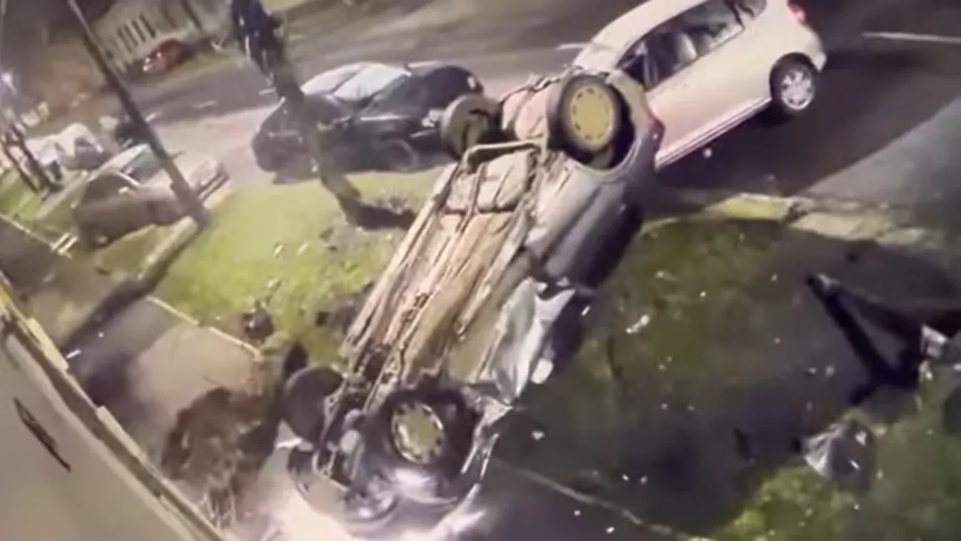 Hihetetlen videó: feje tetején landolt egy autó Szombathely belvárosában