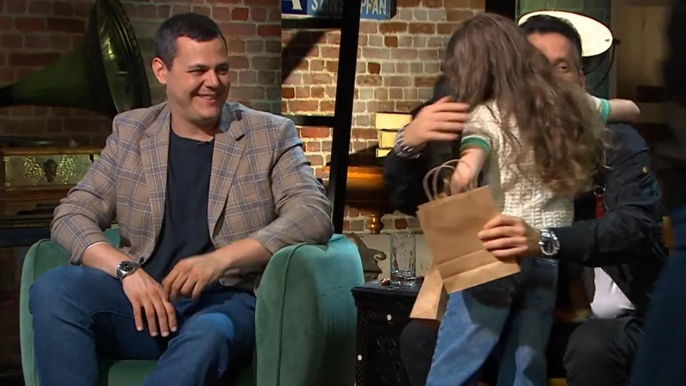 „Olyan cuki vagy!” – mondta, majd megpuszilta az eladót Fejes Tamás