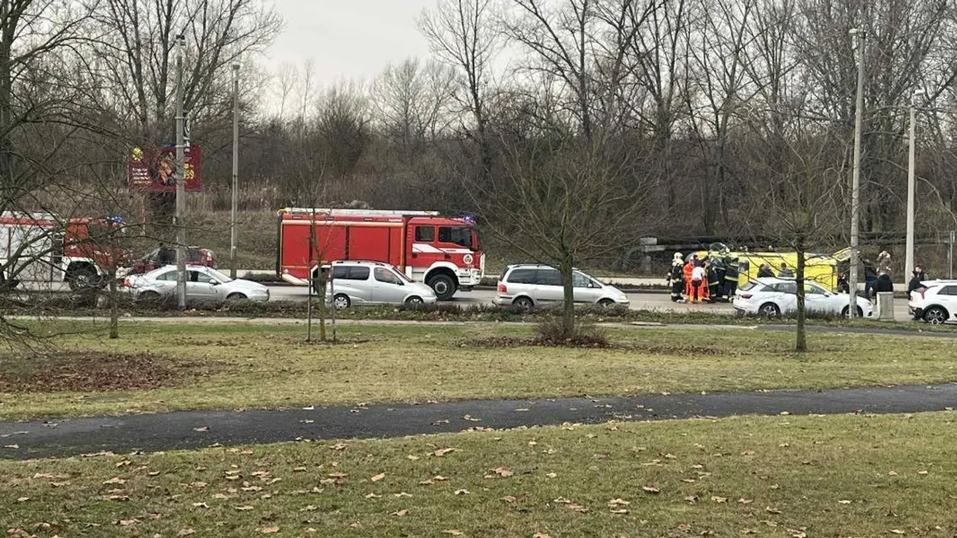 Felborult egy mentőautó Tatabánya egyik legforgalmasabb útján