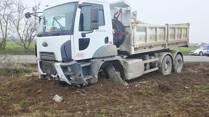 Fotók érkeztek, kavicsszállító teherkocsival ütközött egy autós Szalkszentmártonnál