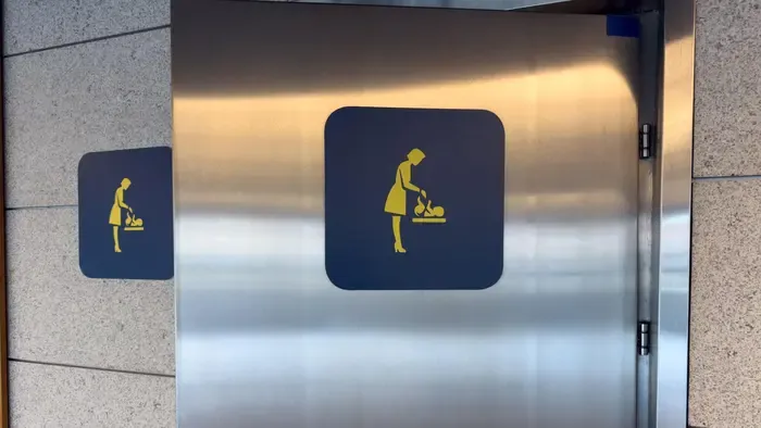 Bevásárlóközpont pelenkázójában késeltek meg egy nőt