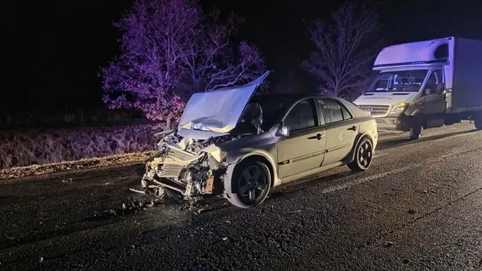Frontális ütközés a 4-esen - autó csapódott traktorba Püspökladánynál