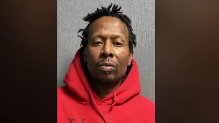 72 év börtönt kapott a férfi, aki 47 szúrással ölte meg édesanyját