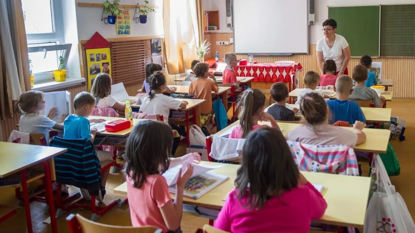 Tovább emelkedik a pedagógusok bére, jövőre 936 ezer forint lesz az átlagfizetésük