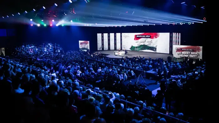 Dugig megtelt a Pick Aréna, a legnagyobb háborúellenes gyűlést tartják Szegeden
