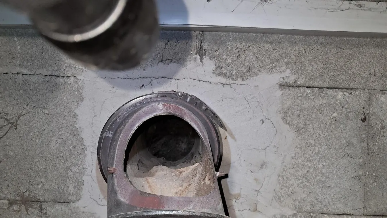 Kéményből jött a segélykiáltás: A pomázi tűzoltók ledöbbentek, ki rekedt odabent