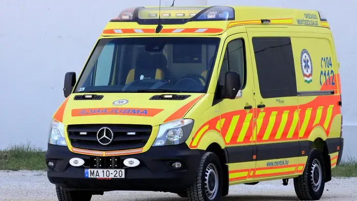 "Na szia mentő!" feliratot kaptak az új mentőautók - Fotó