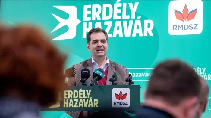 Orbán Viktor mellett állnak az erdélyi magyarok