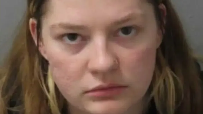 Rendszeresen fojtogatta gyermekét egy nő, videóra is vette a kínzást