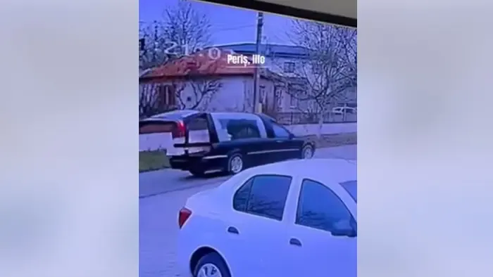 Dermesztő videó, menet közben kizuhant a koporsó egy halottaskocsiból