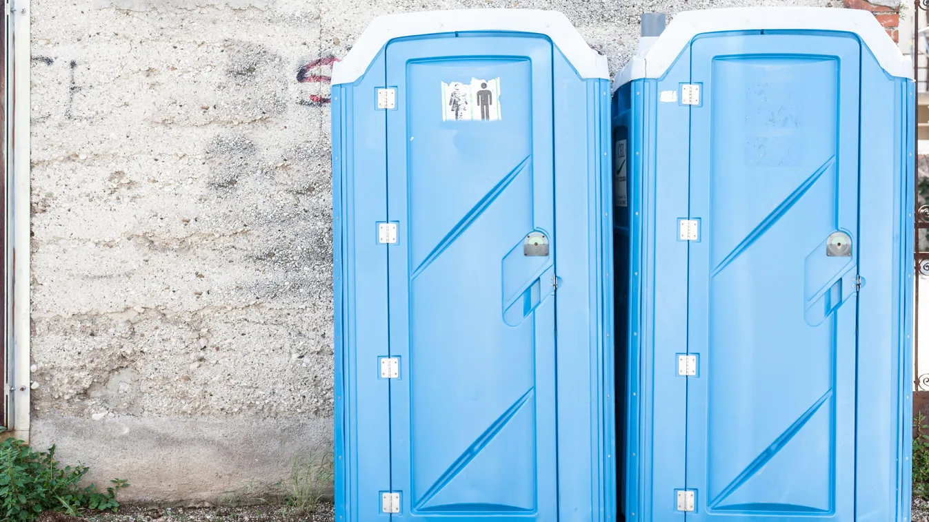 Holtan találtak egy csecsemőt egy mobil WC-ben, rejtély övezi az esetet