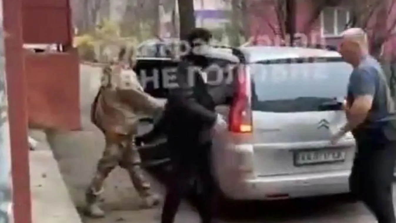 Puszta kézzel verte szét az apa a kényszersorozók kocsiját - Videó