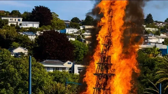 Felgyújtották a feldíszített fenyőfát a városközpontban