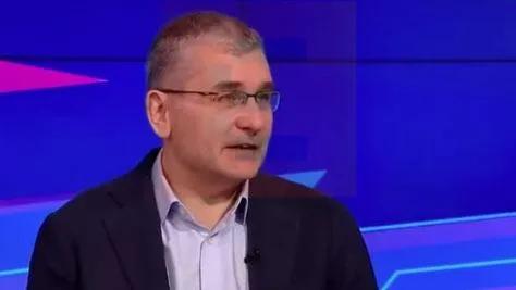 A Tisza mellett bukkant fel az SZDSZ egykori elnöke, bezáratná a kórházak felét - videó