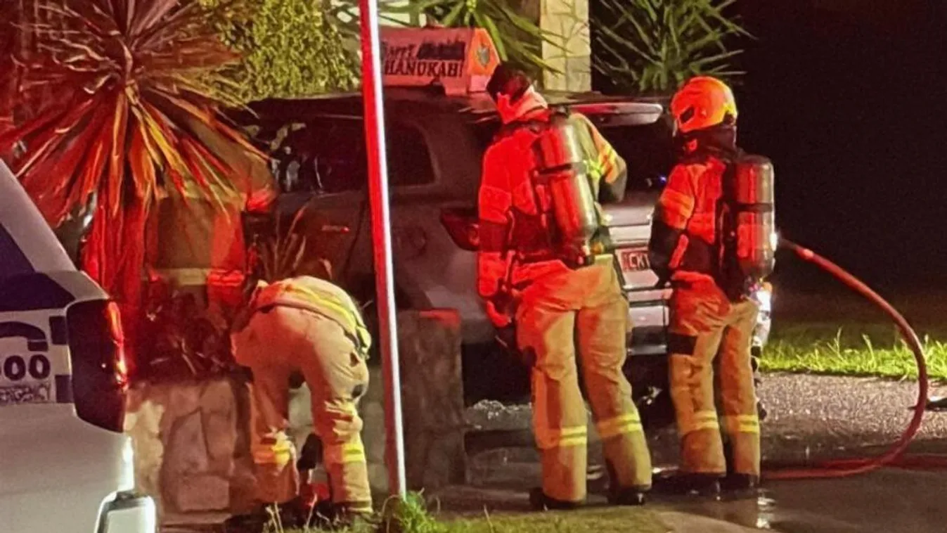 Felgyújtottak Ausztráliában egy hanukát üdvözlő transzparenssel díszített autót
