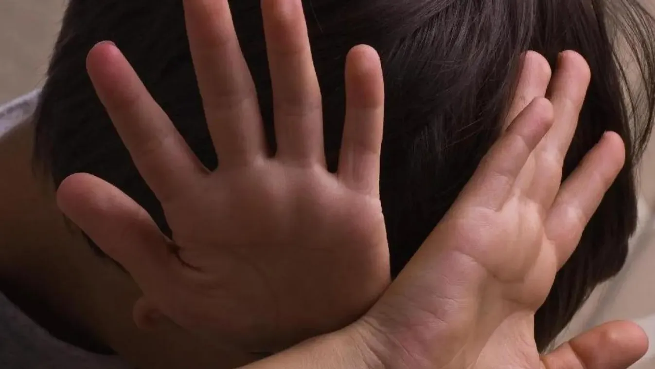 Gyerekektől csalt ki meztelen felvételeket, meg is erőszakolta egyiküket