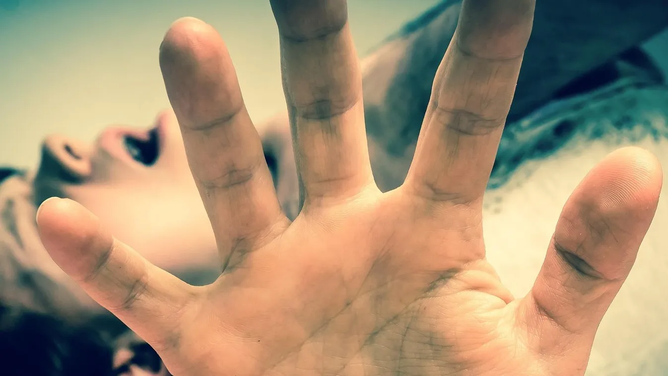 Tapétavágó késsel támadt, majd zsineggel ölt szabadulása másnapján