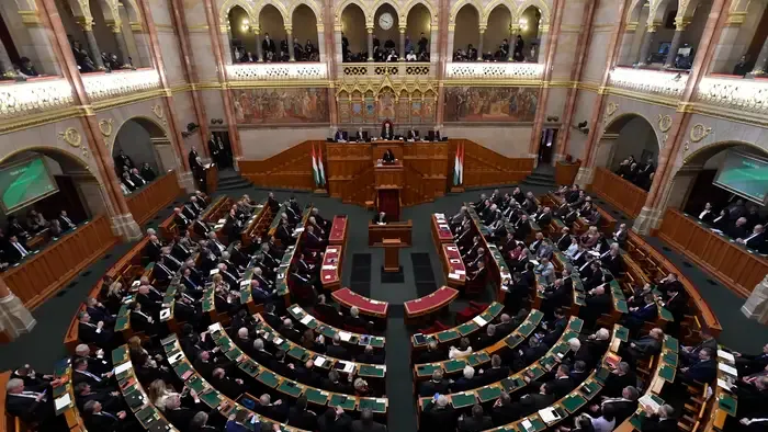 Szerdán dönt az Országgyűlés a 14. havi nyugdíjról