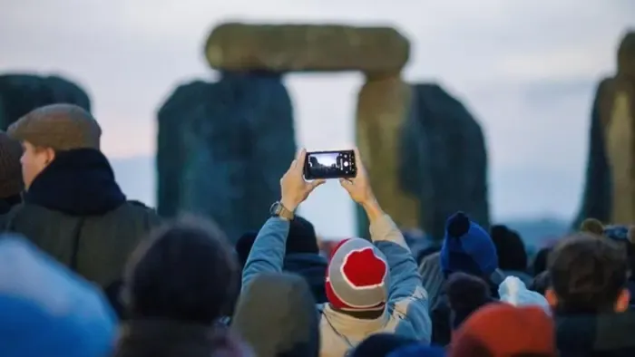 Ezrek ünnepelték Stonehenge ősi köveinél a téli napfordulót