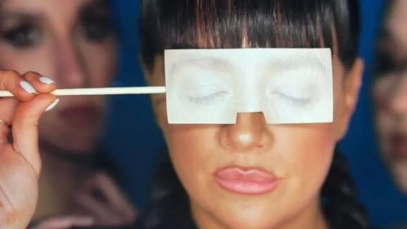 Látványos kulisszák: óriási szárnyakkal pózol Tóth Gabi legújabb klipjében