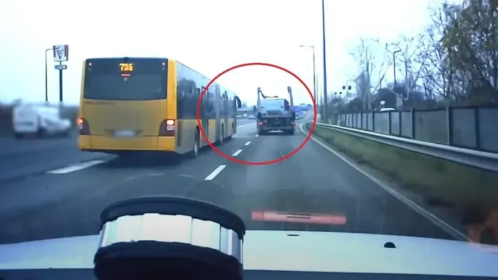 Az utakon nincs rutin - 3 életveszélyes helyzetet is videóztak