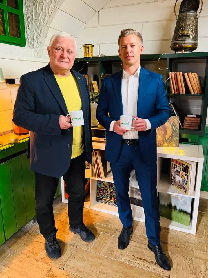 Kéri László a Tisza párt és Magyar Péter szekerét tolja