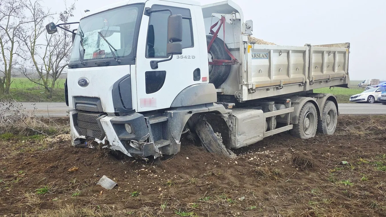 Fotók érkeztek, kavicsszállító teherkocsival ütközött egy autós Szalkszentmártonnál