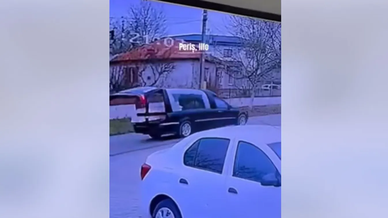 Dermesztő videó, menet közben kizuhant a koporsó egy halottaskocsiból