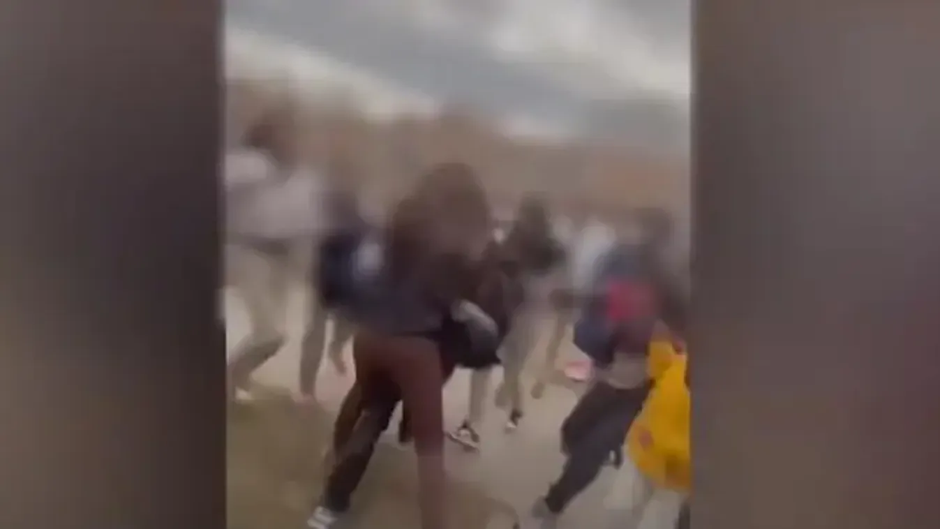 Tinik támadtak meg egy anyát és kisfiát, videón a tömegverekedés