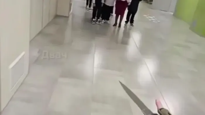 Diáktársát késelte meg egy fiatal, szelfizett a holttestével - Videó