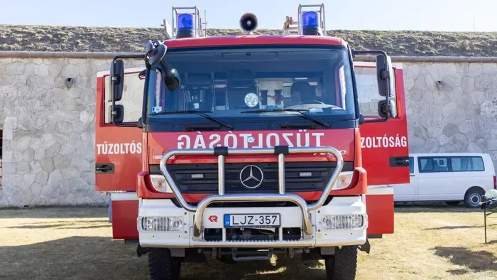 Fotók érkeztek, tűz ütött ki egy debreceni gyárban