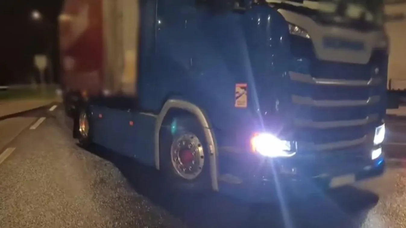 Döbbenetes, hogyan manővereztek egy kamionnal az M4-esen - videóval