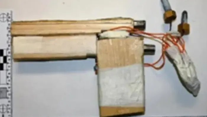 Fegyverarzenált tartott a szobájában egy tini, az iskoláját is fel akarta robbantani