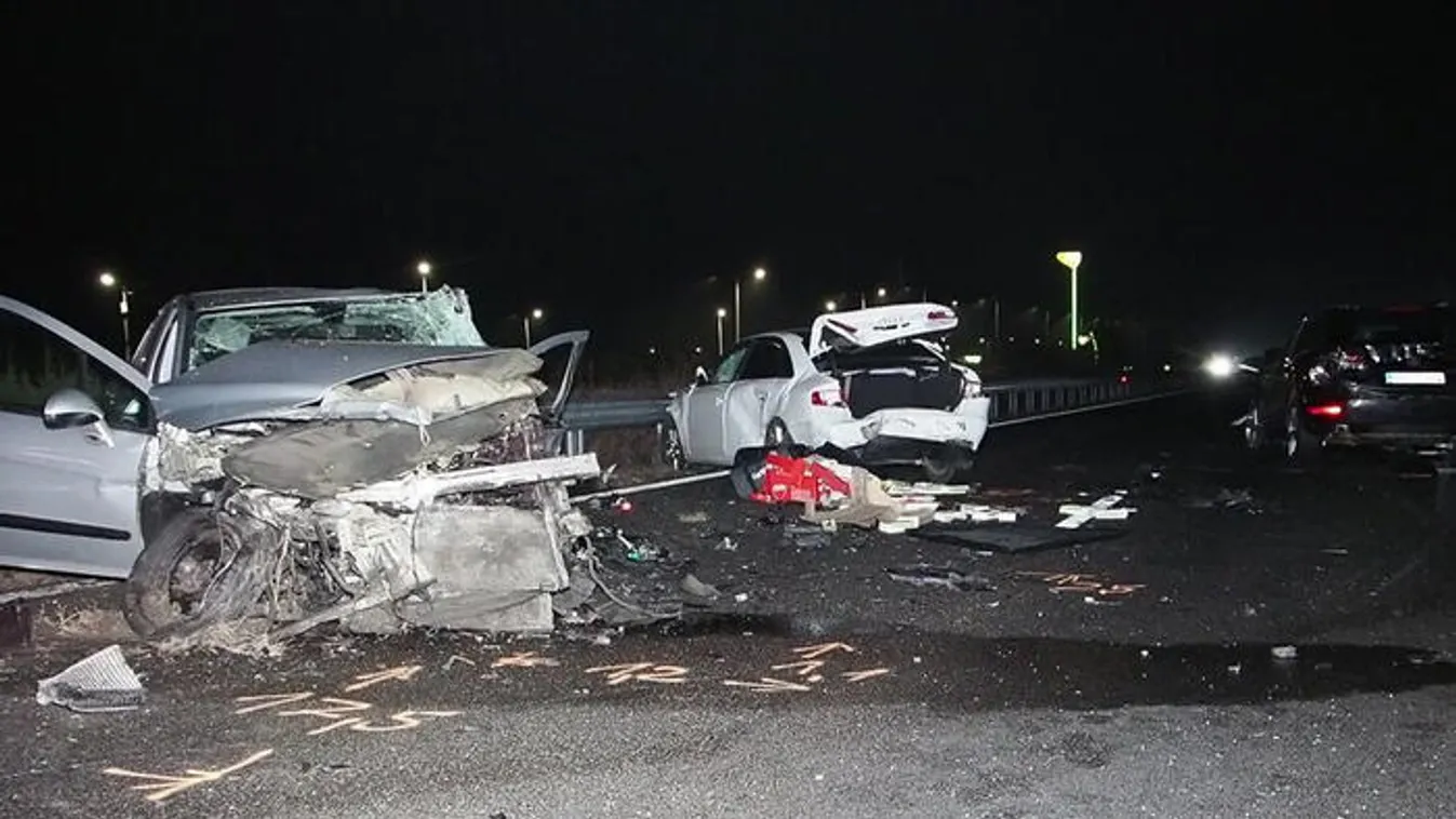 Várandós nő sérült meg, több autó ütközött az M5-ösön