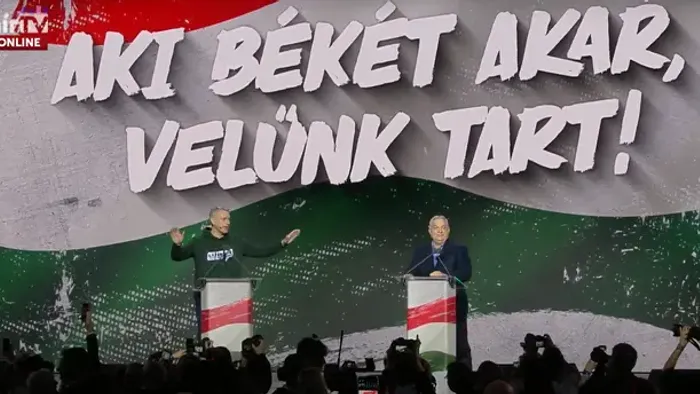 Minden pálya hazai pálya: Orbán Viktor és Lázár János együtt tartott Lázárinfót a szegedi háborúellenes gyűlésen