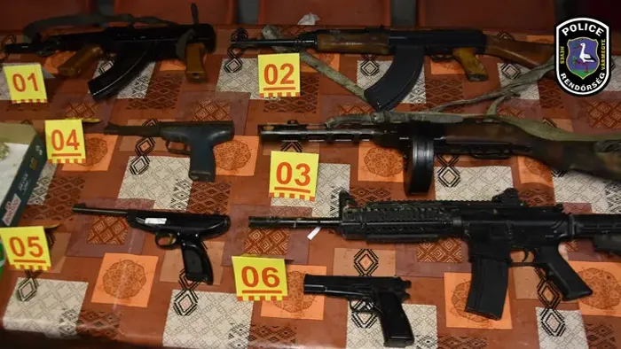 Iszonyatos fegyverarzenál miatt vonult ki a TEK