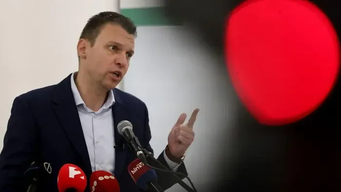 Menczer Tamás: Orbán Viktor a háborúpárti Brüsszel útjában van