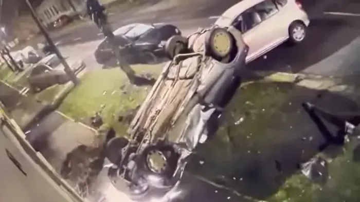 Hihetetlen videó: feje tetején landolt egy autó Szombathely belvárosában