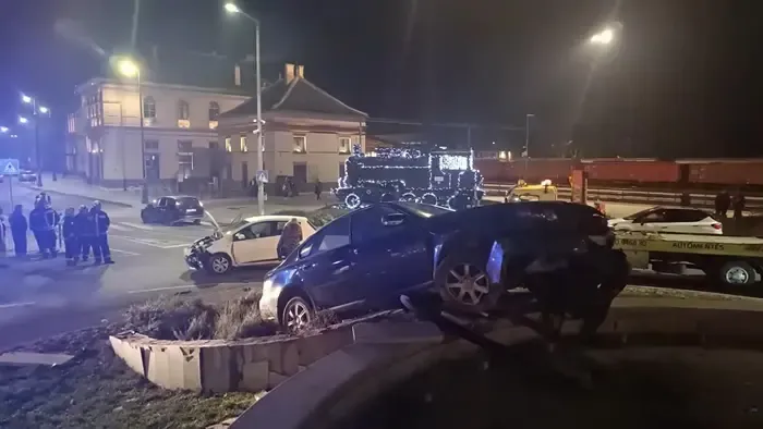 A szökőkútból "lefetyelt" egy BMW Kaposváron, elképesztő balesetet vettek videóra