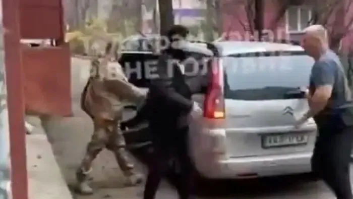 Puszta kézzel verte szét az apa a kényszersorozók kocsiját - Videó