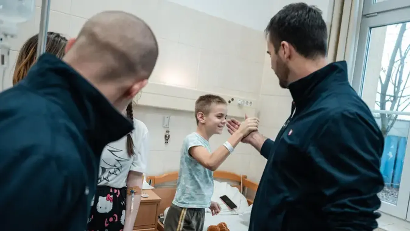 Gyermekkórházban járt Kapu Tibor - mindenkit meglepett a látogatása