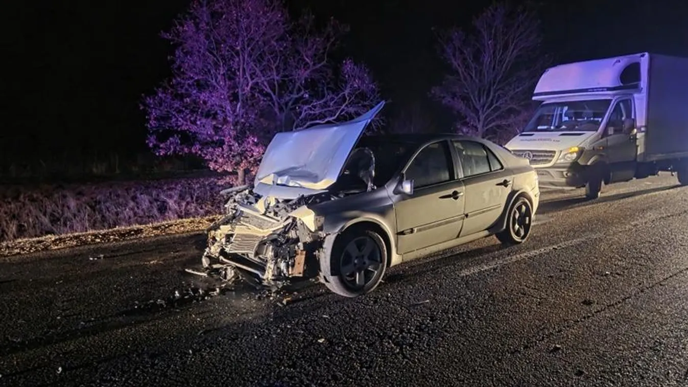 Frontális ütközés a 4-esen - autó csapódott traktorba Püspökladánynál