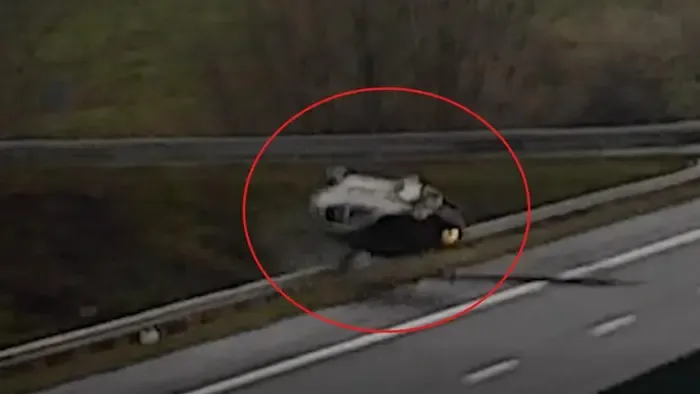 Videón az M1-esen történt horrorbaleset, háromszor is megpördült a levegőben az autó