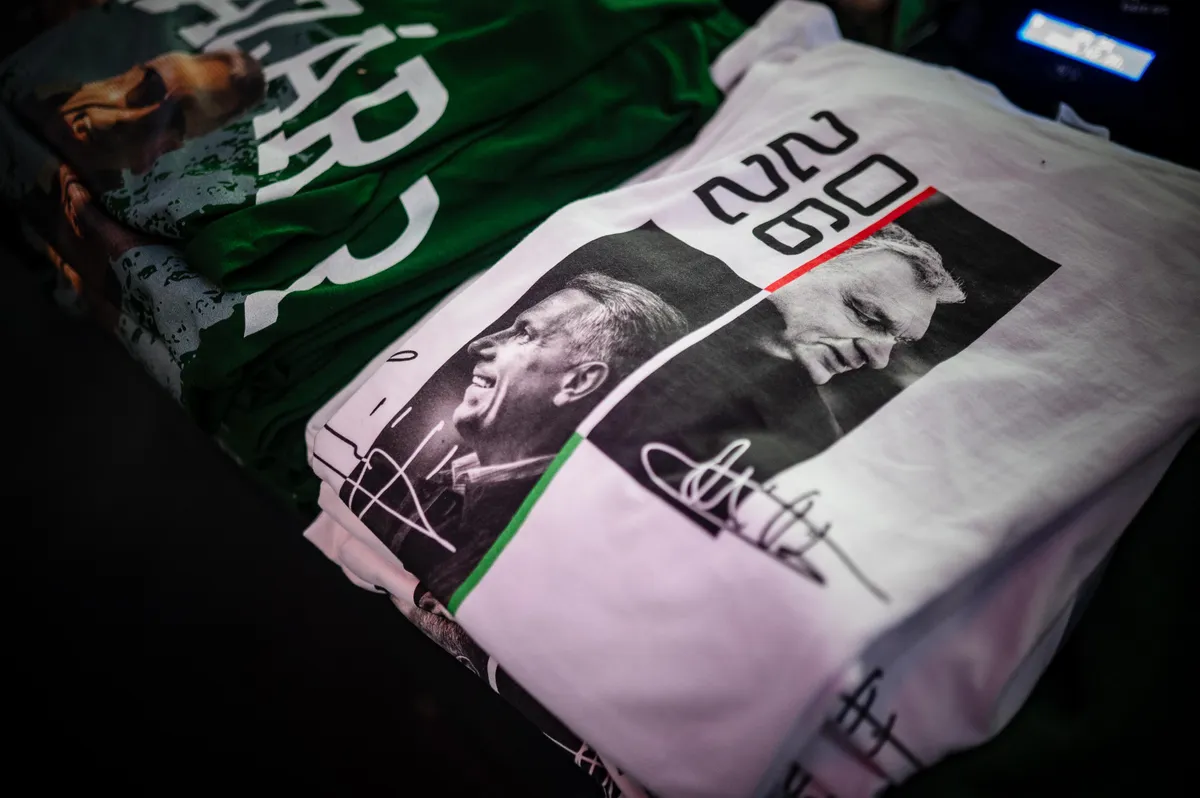 Orbán Viktor sokkal népszerűbb, mint Magyar Péter, a szombati nap slágerterméke volt ez a póló