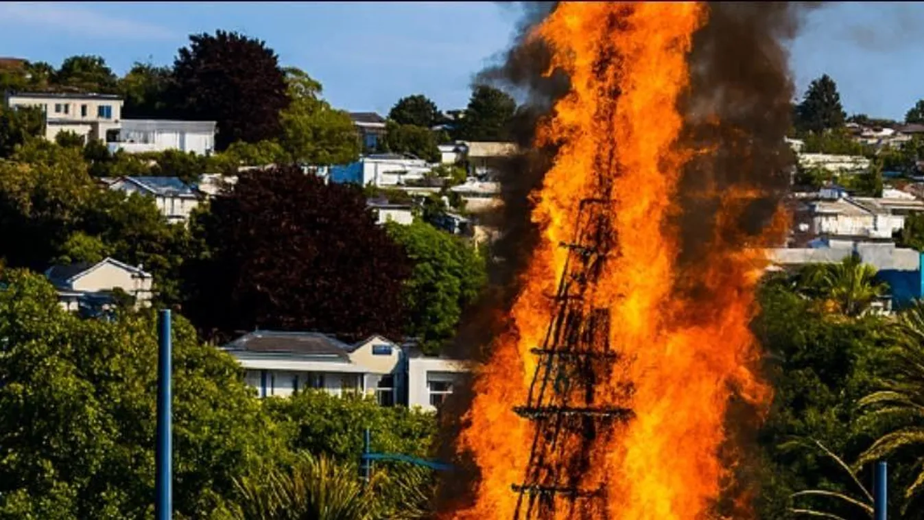 Felgyújtották a feldíszített fenyőfát a városközpontban