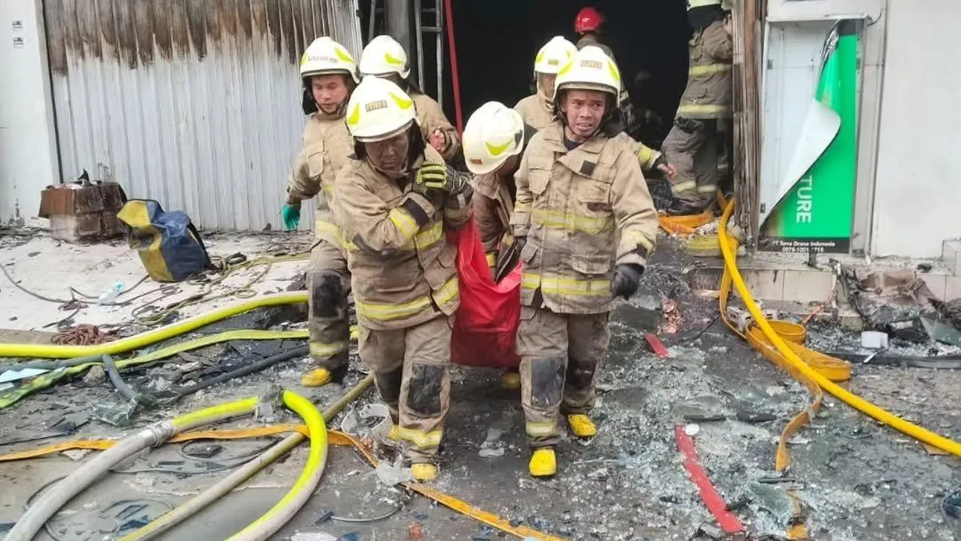 Sokan életüket vesztették egy hétemeletes irodaépületben kiütött tűz miatt Indonéziában