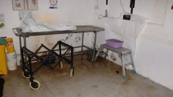 Oszló holttestekre bukkantak egy temetkezési vállalatnál, nem hűtötték őket