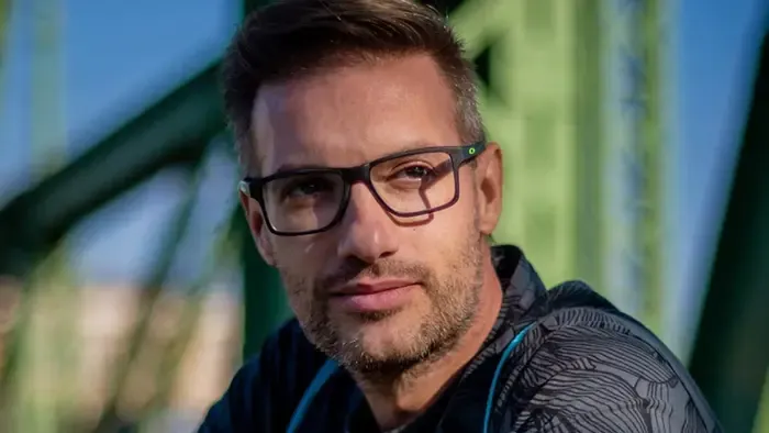 Holtan találtak egy ismert fotóriportert a Városligetben, a Néprajzi Múzeum épületénél találtak rá Sándorra