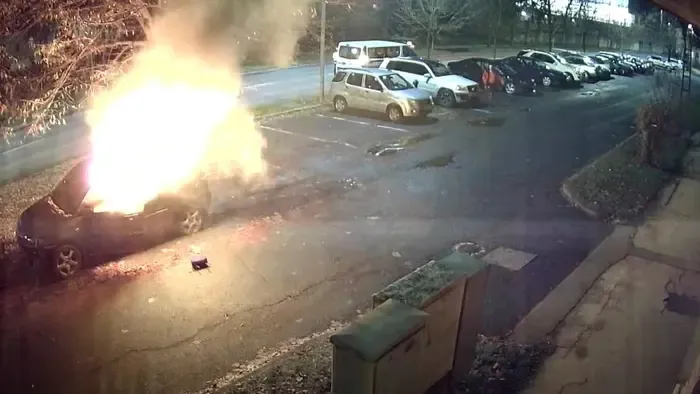 Videón, ahogy felgyújtotta ismerőse autóját egy esztergomi férfi